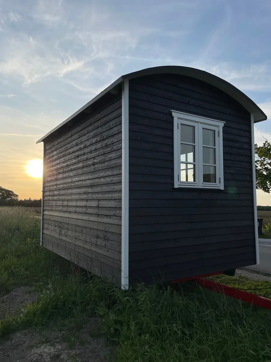 Lille cirkusvogn set fra gavlen i solnedgang