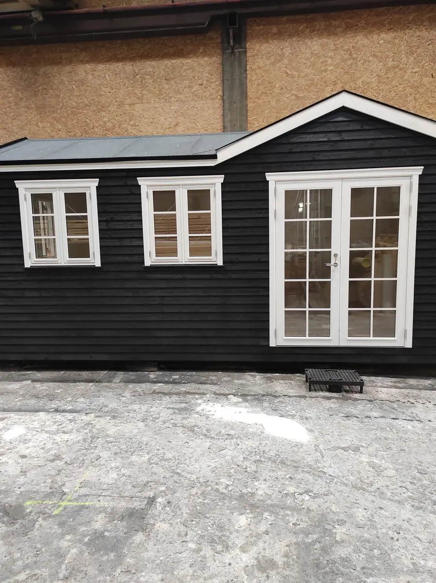Stockholm set fra gavlen med sprossede vinduer og hvid dobbeltdør